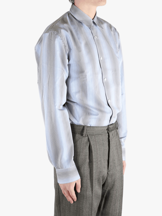 Blue shirt worn by a person, showing the shirt'fit