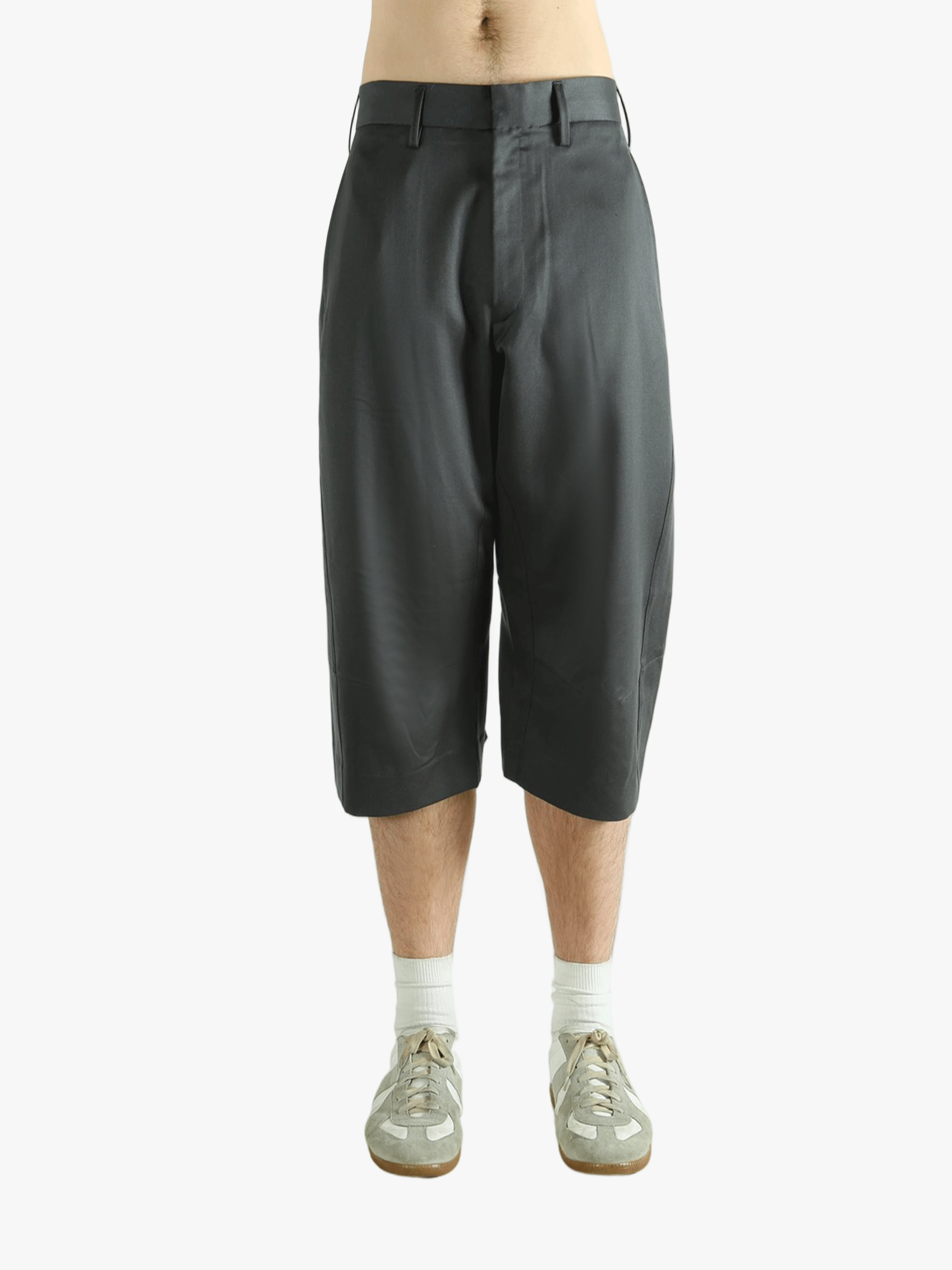 OMAR AFRIDI - Men Knee Darted Flare Shorts – Atelier New York OMAR AFRIDI - Men Knee Darted Flare Shorts – Atelier New York