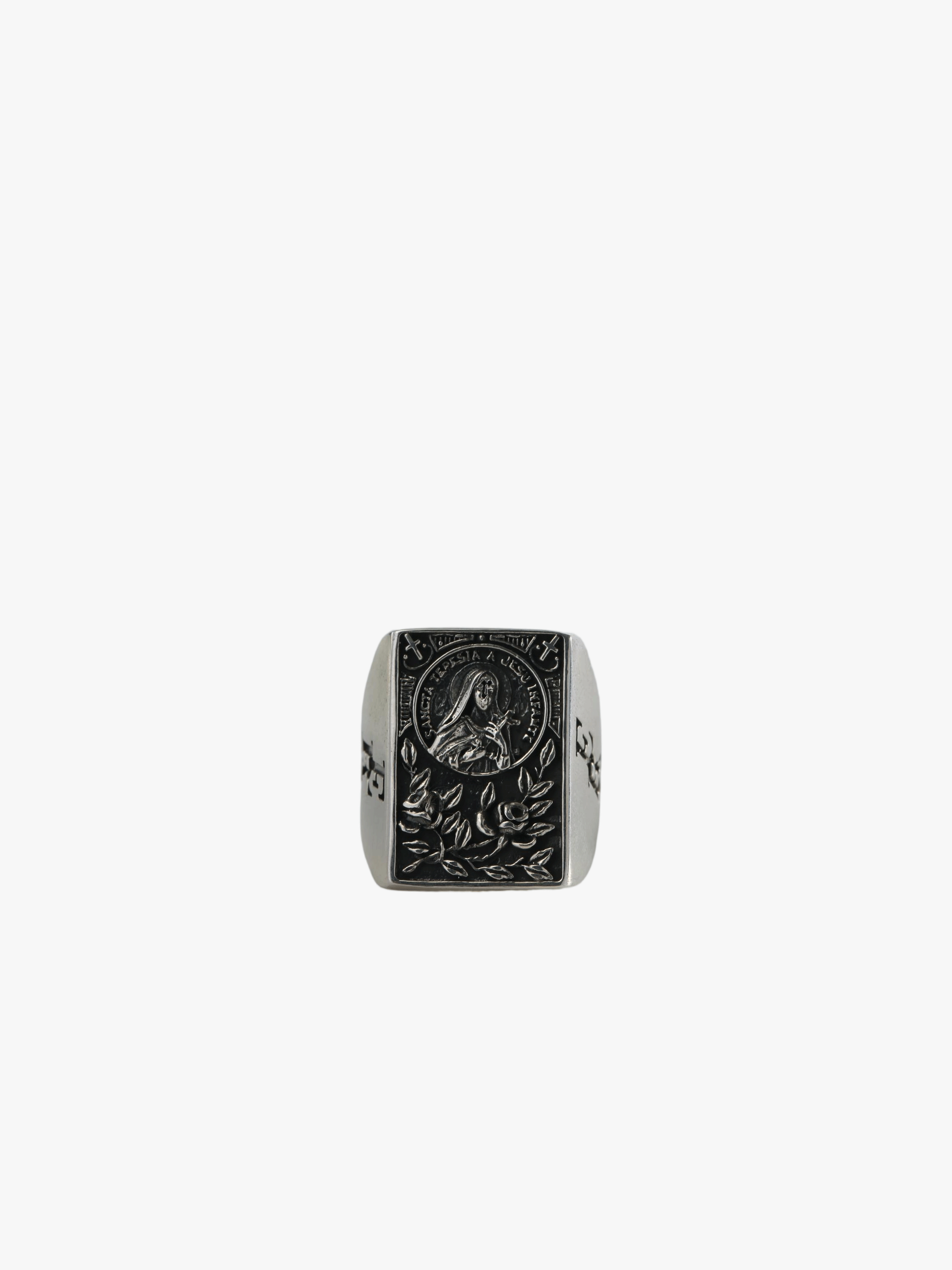 Black accessories, front view