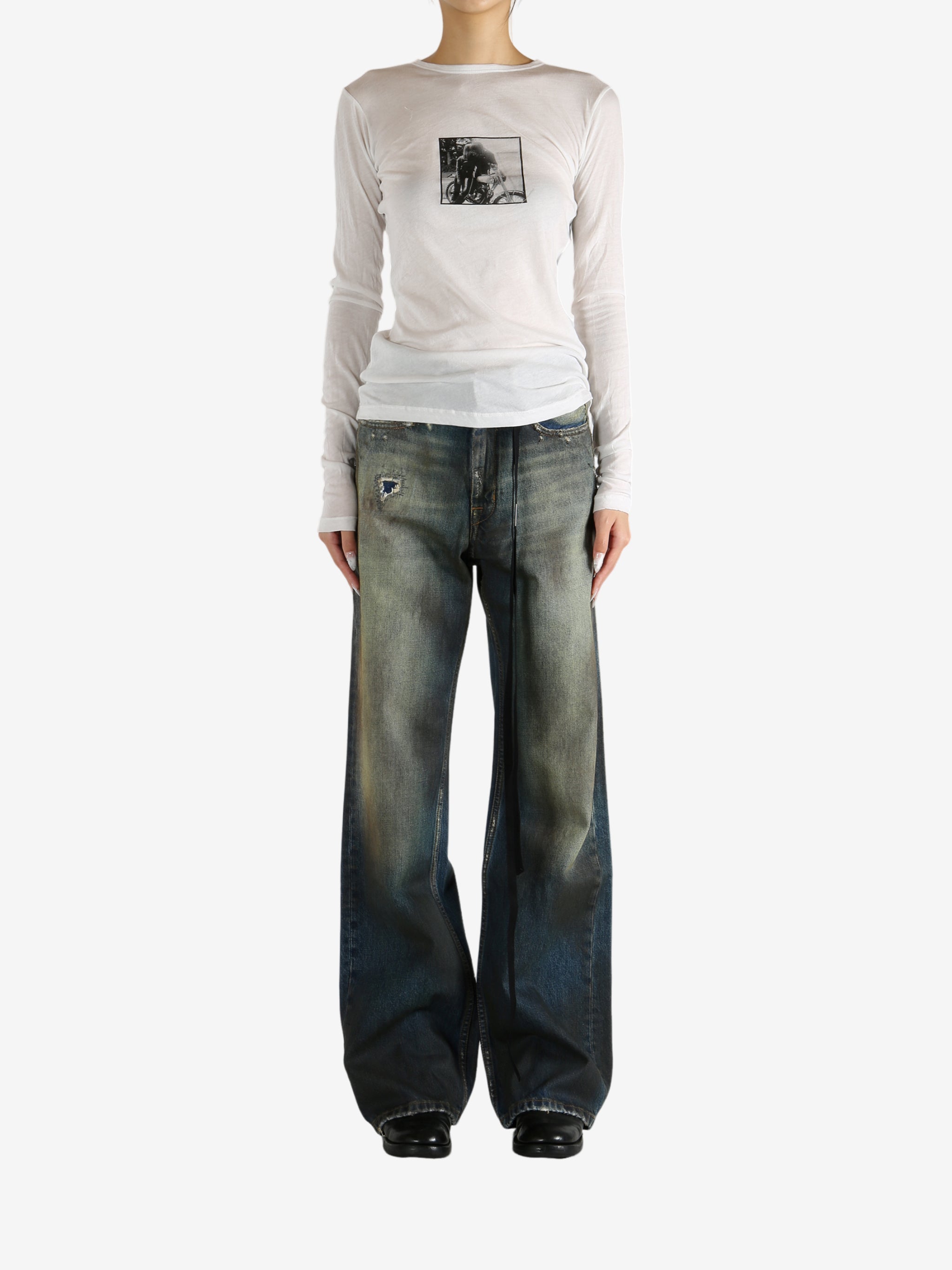 White t-shirt, full body view