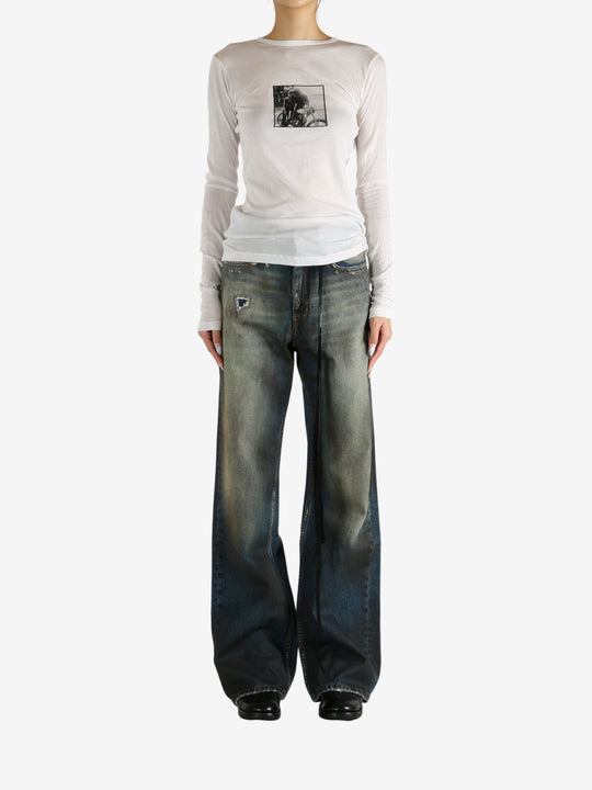 White t-shirt, full body view