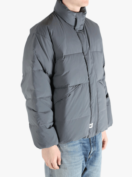 Grey jeaket worn by a person, showing the jeaket fit