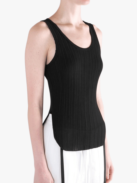 Black top worn by a person, side view
