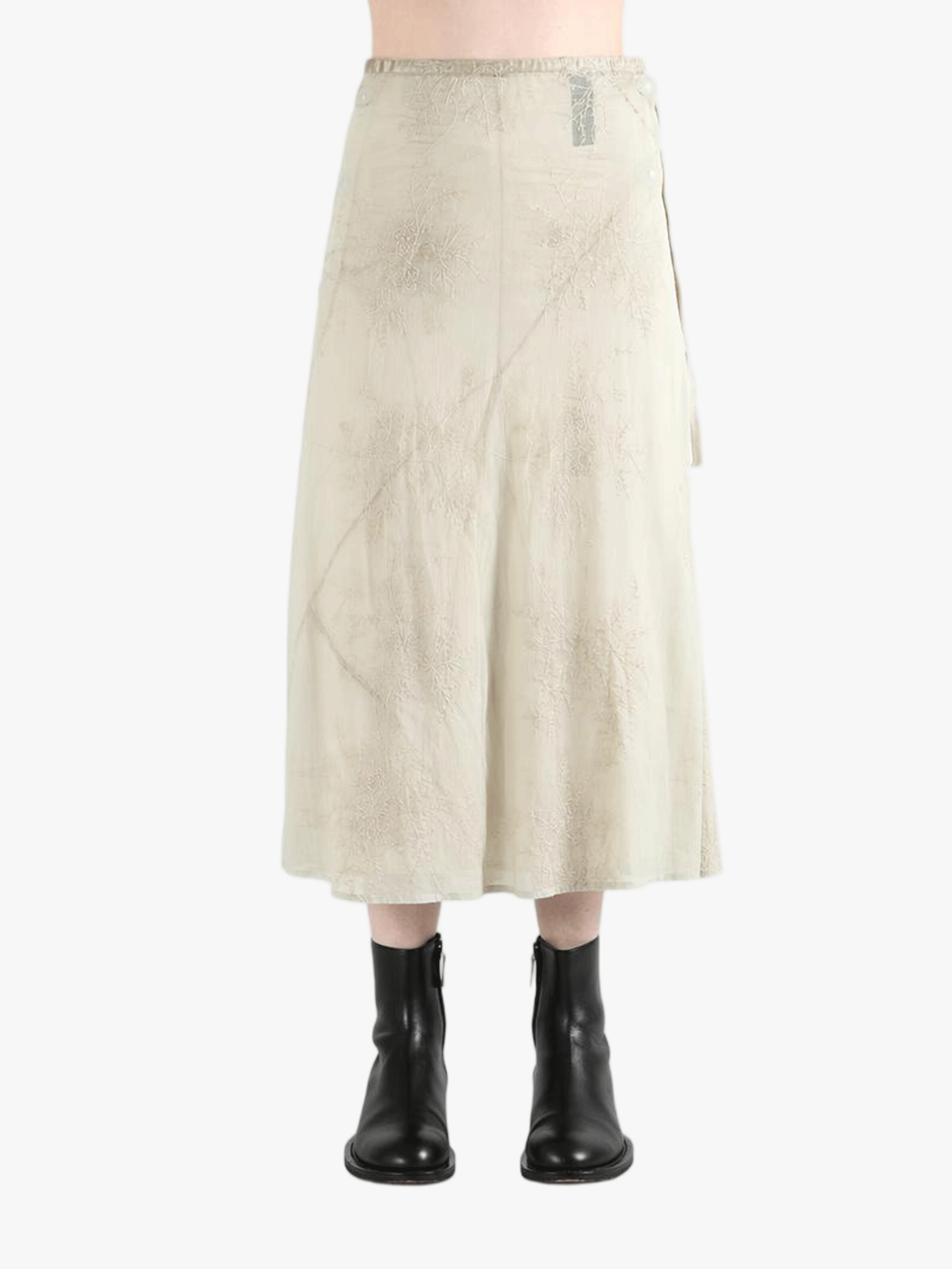 White skirt worn by a person, showing the skirt's fit