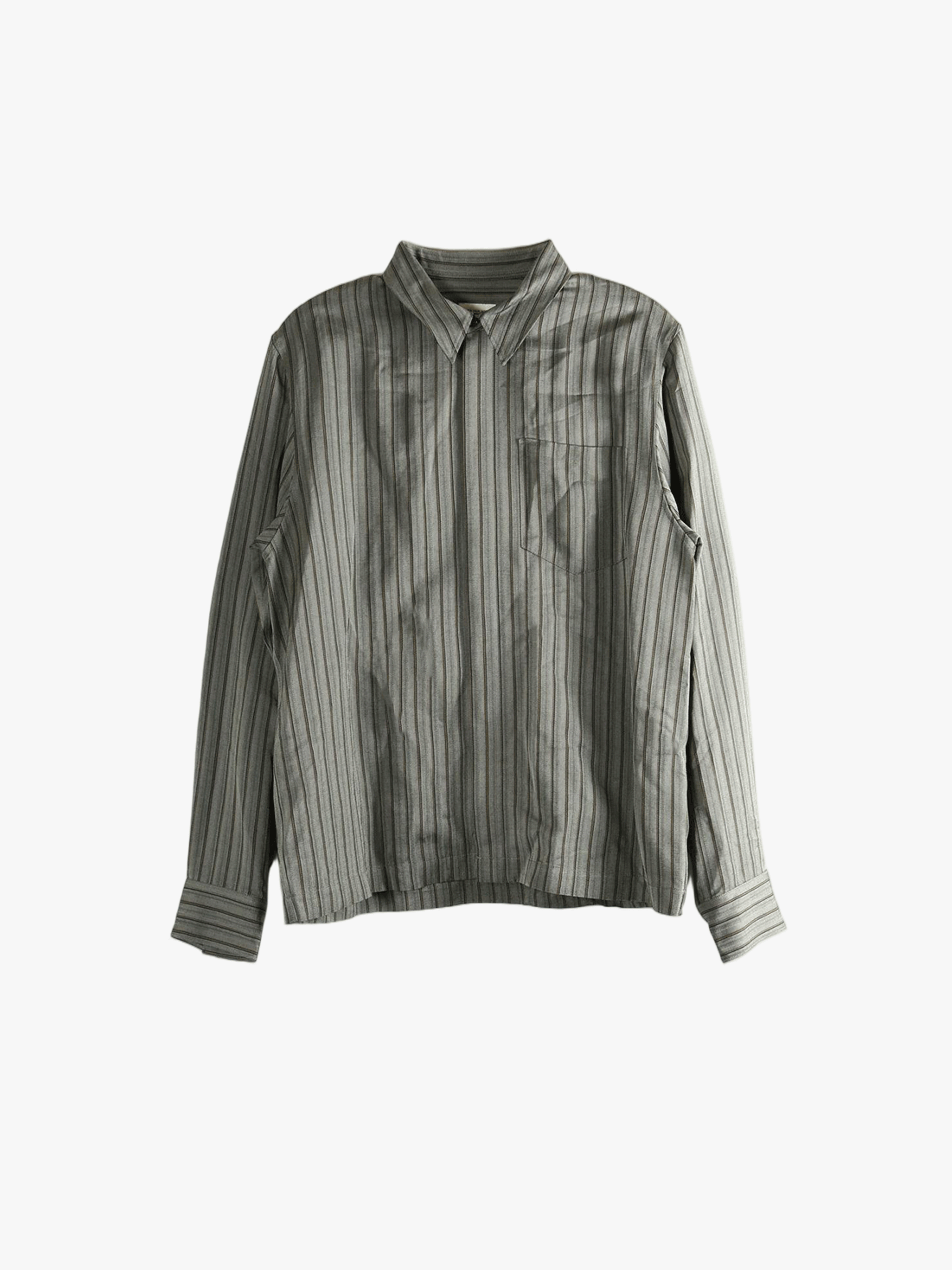 Grey shirt, front view