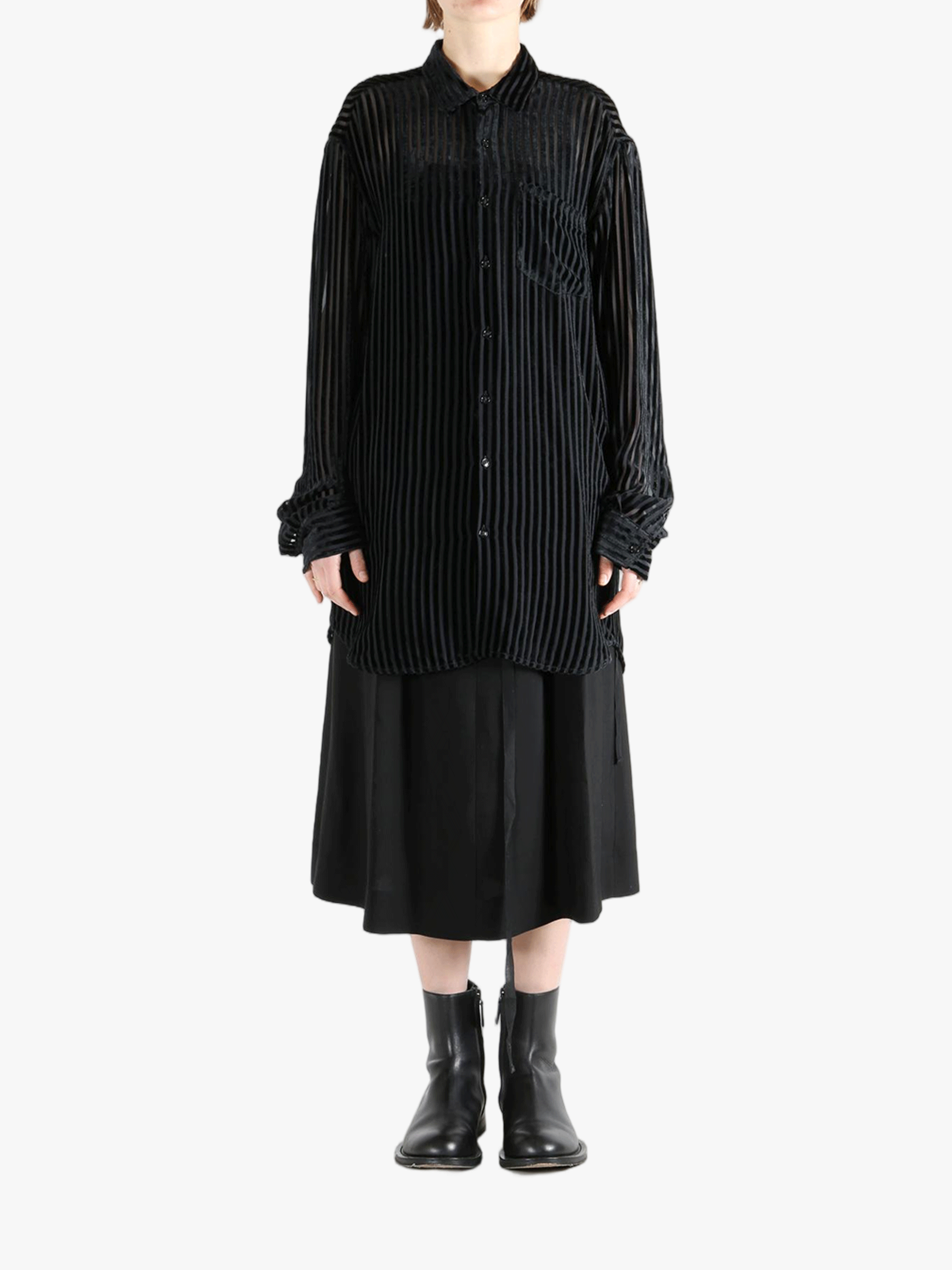 Black shirt, full body view