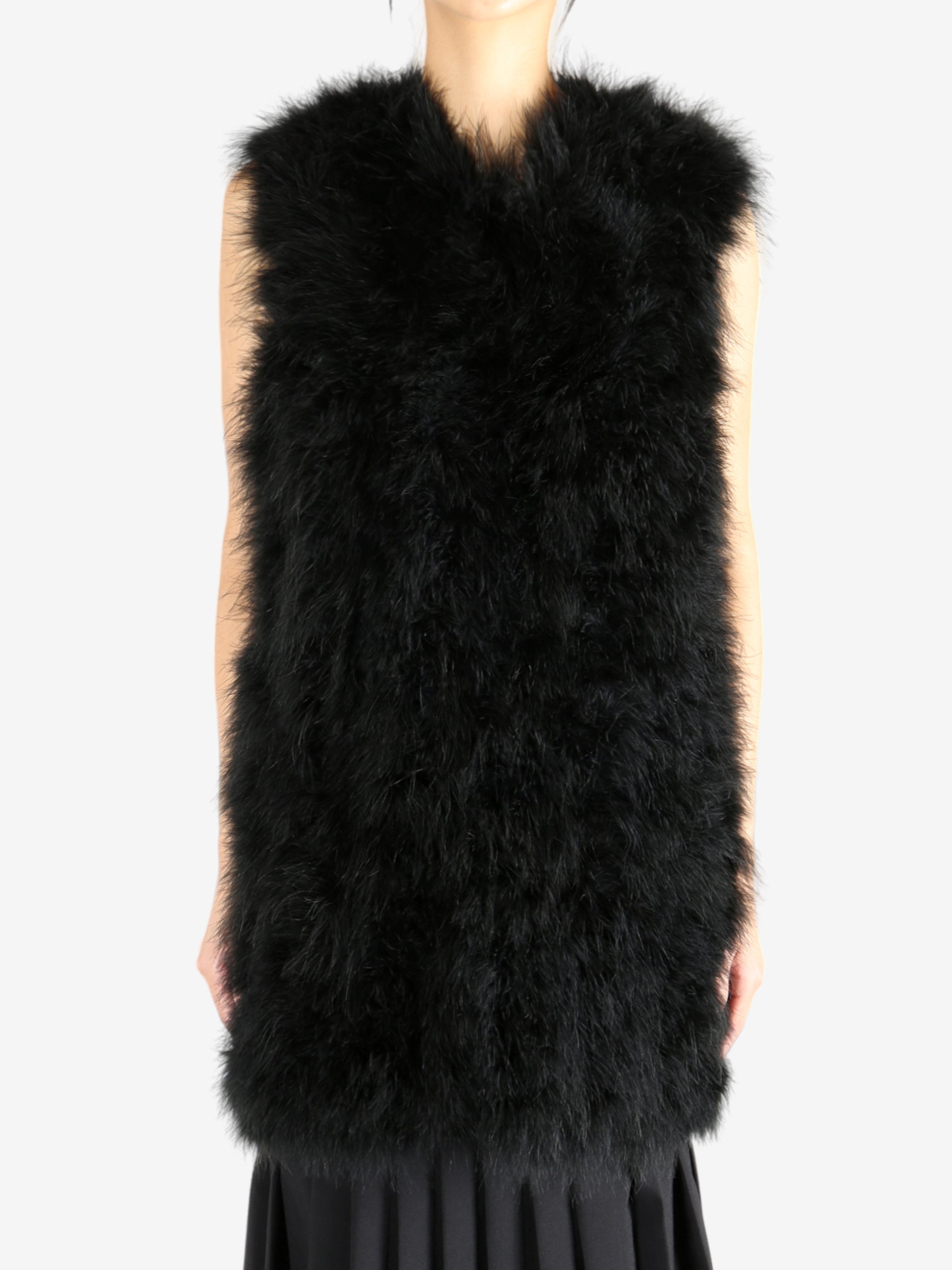 Black gilet worn by a person,showing the gilet's fit