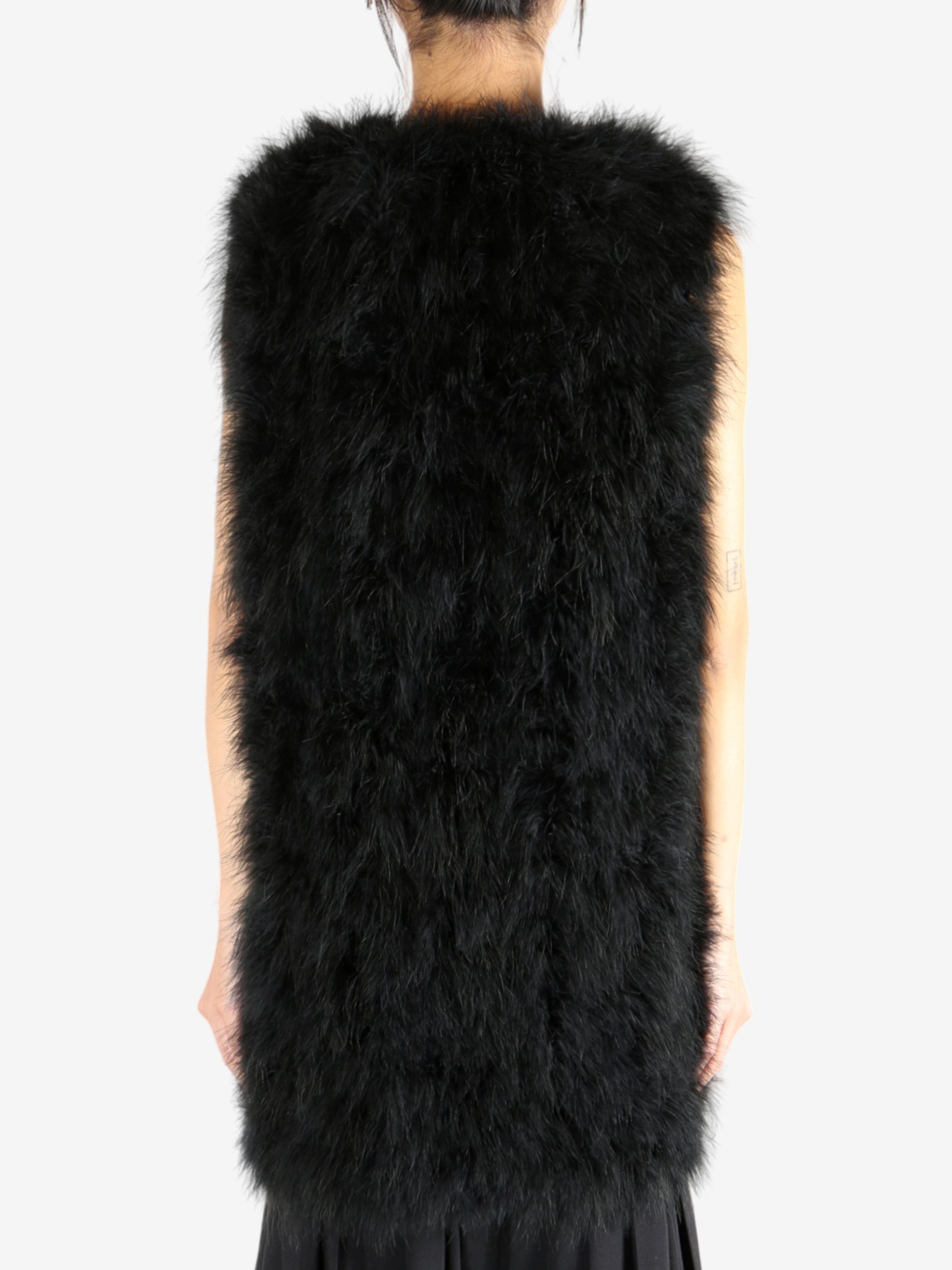 Black gilet worn by a person,showing the gilet's fit