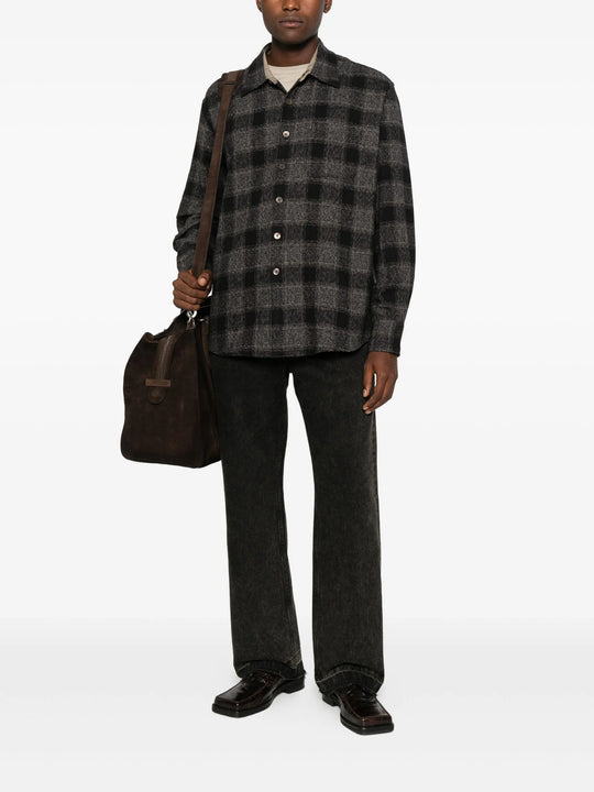 Grey shirt,full body view