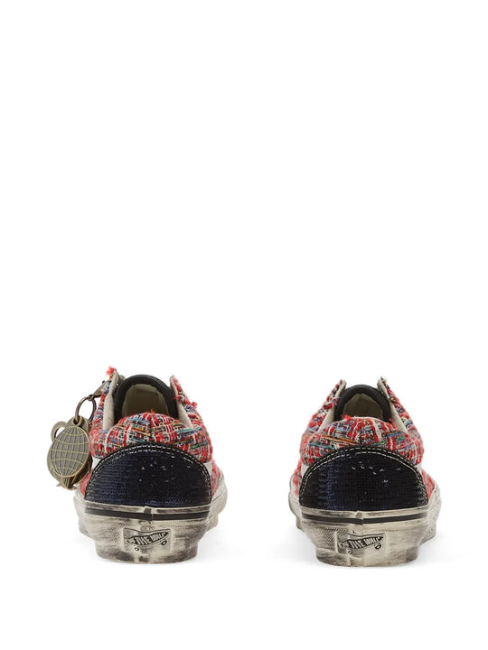 Black shoes, back view