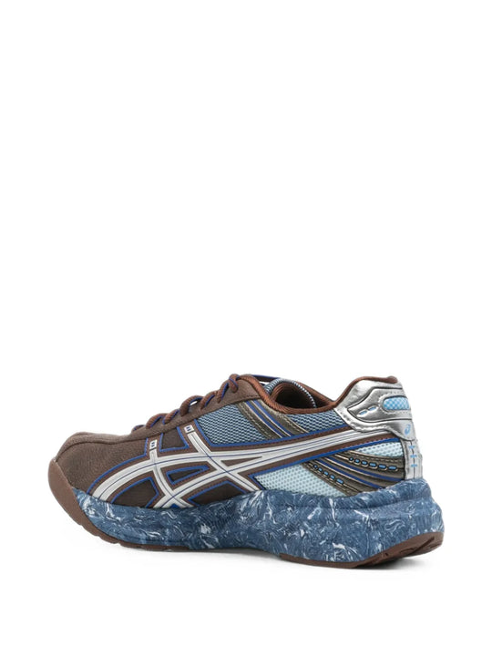 Blue shoes, front view