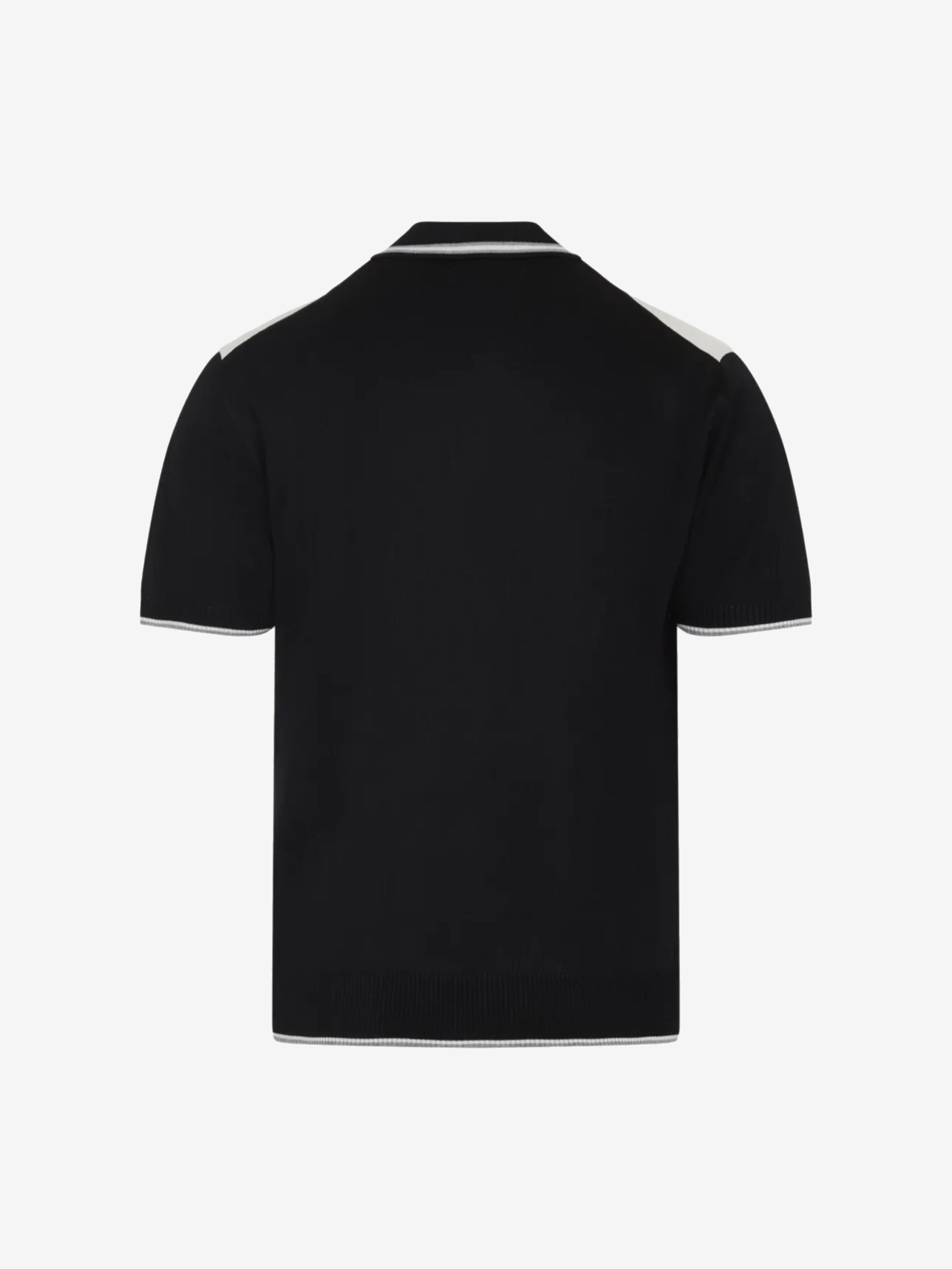 Black shirt,back view