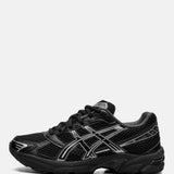 Black shoes, front view