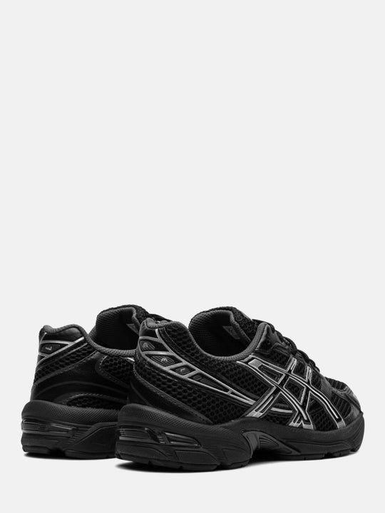 Black shoes, back view