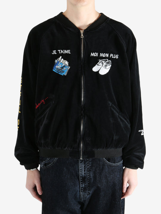 Black jacket worn by a person, showing the  jacket  fit