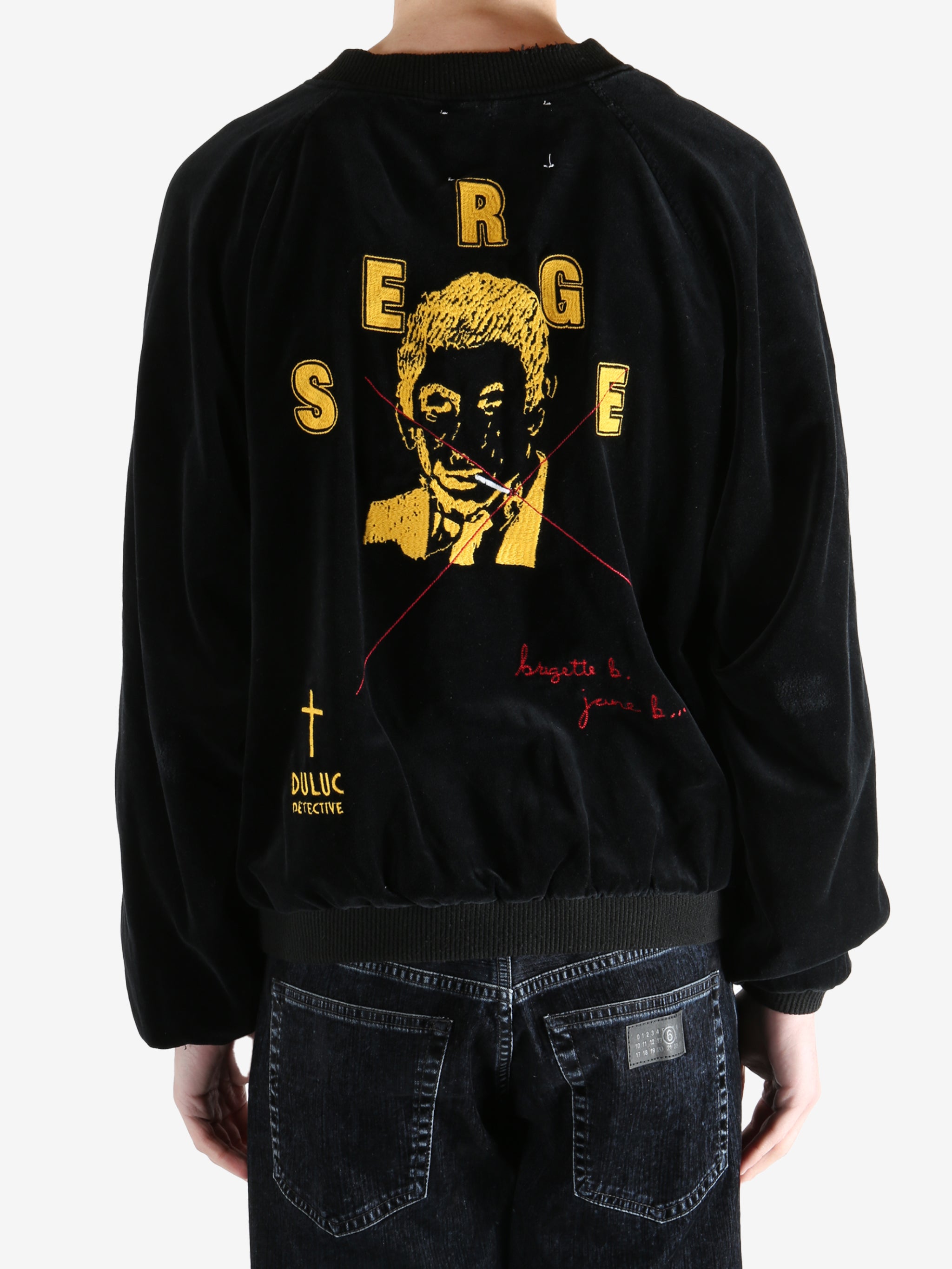 Black jacket worn by a person, showing the  jacket  fit