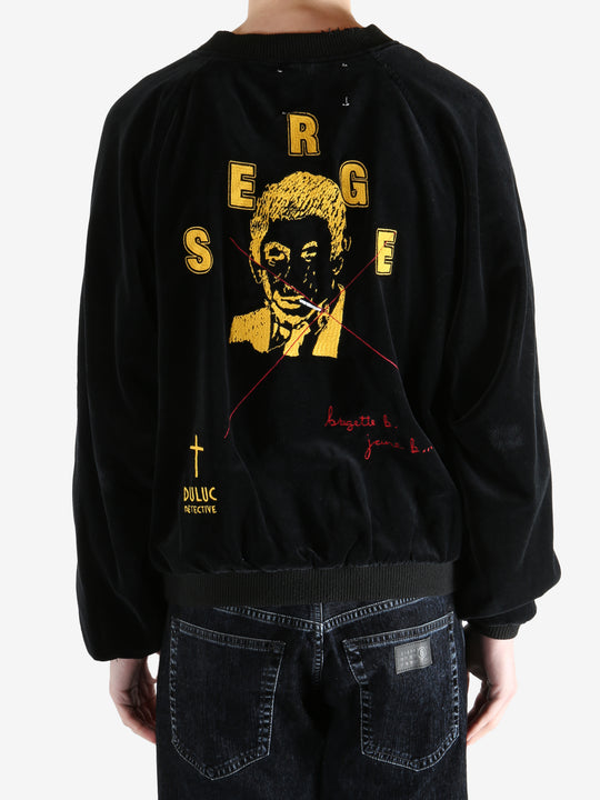 Black jacket worn by a person, showing the  jacket  fit