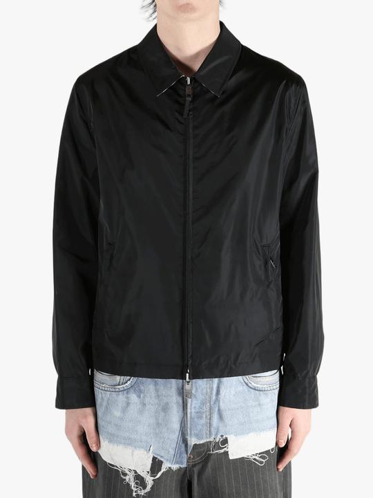 Black jacket worn by a person, showing the  jacket's fit