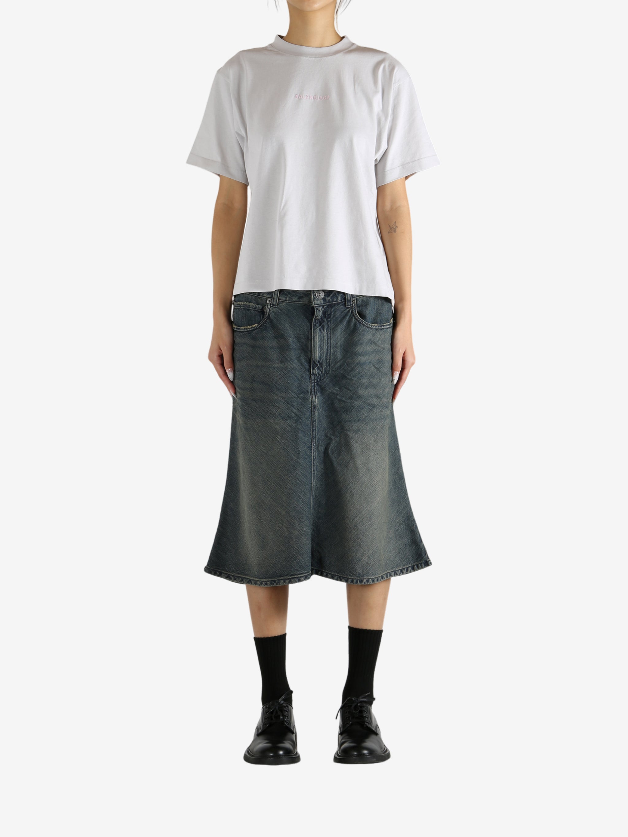 White t-shirt, full body view