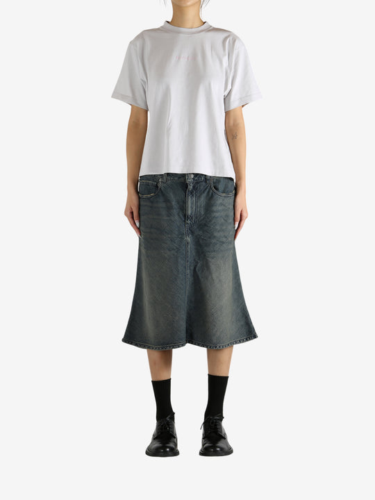 White t-shirt, full body view