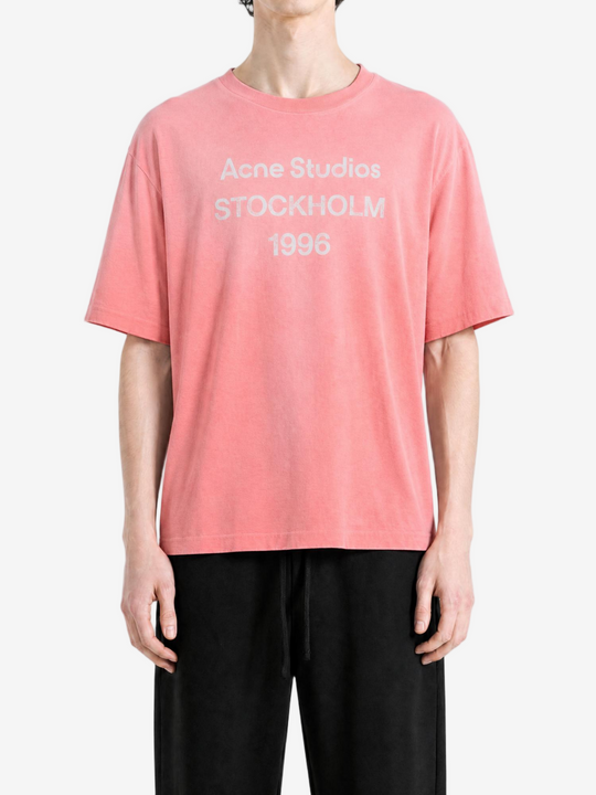 Pink t-shirt, full body view