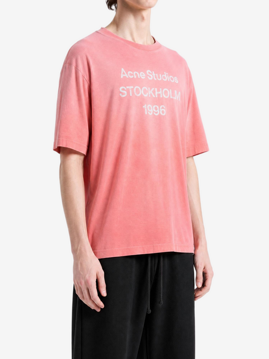 Pink t-shirt, full body view