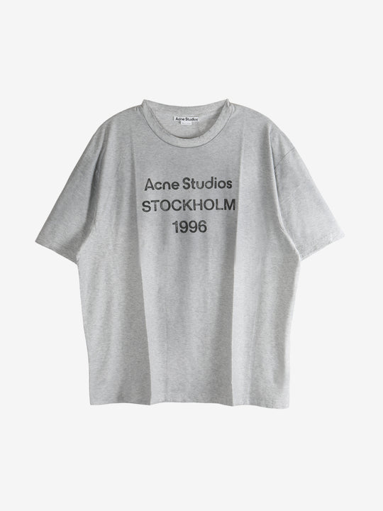 Grey t-shirt, front view