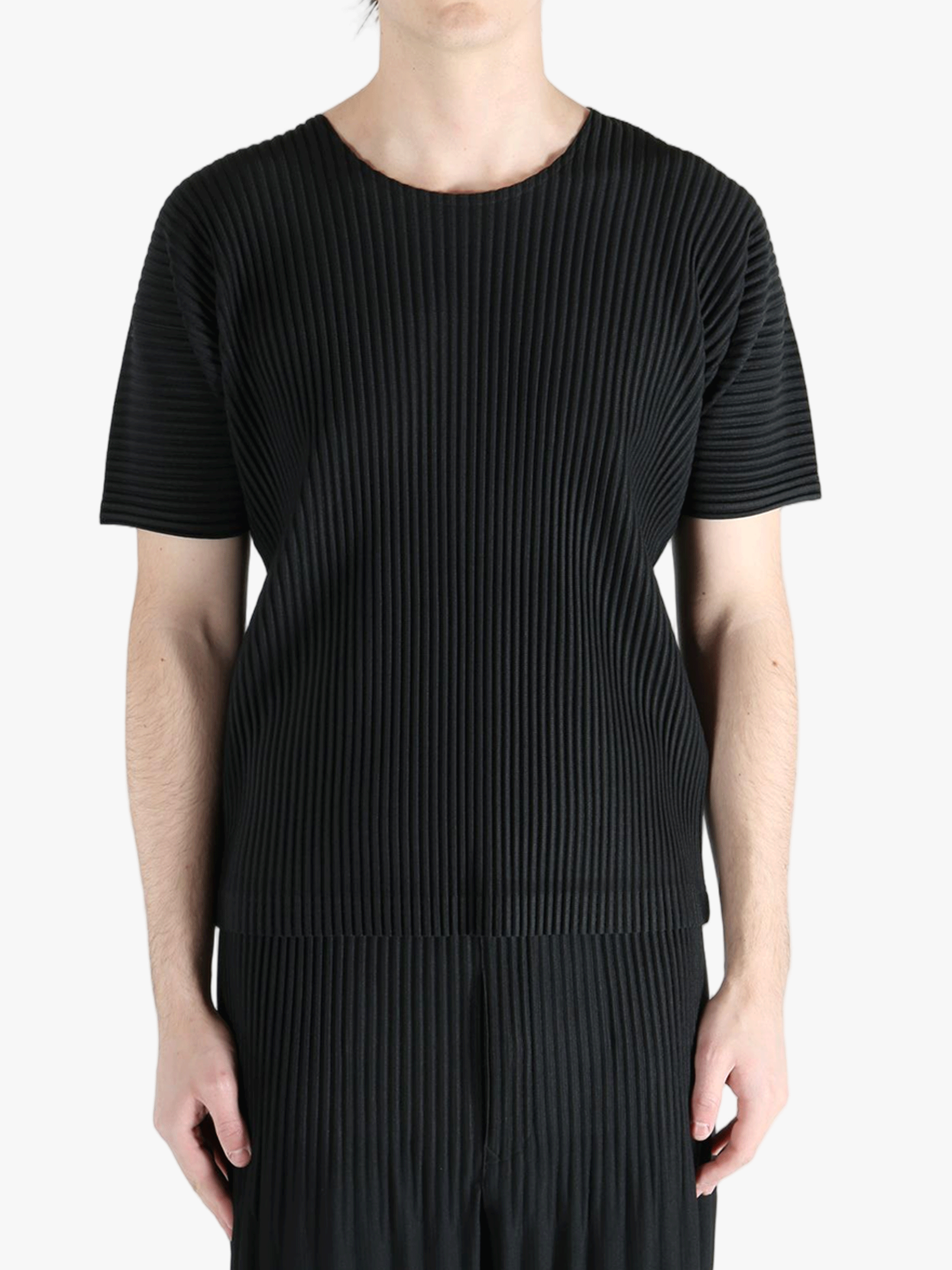 Black top worn by a person, showing the top fit