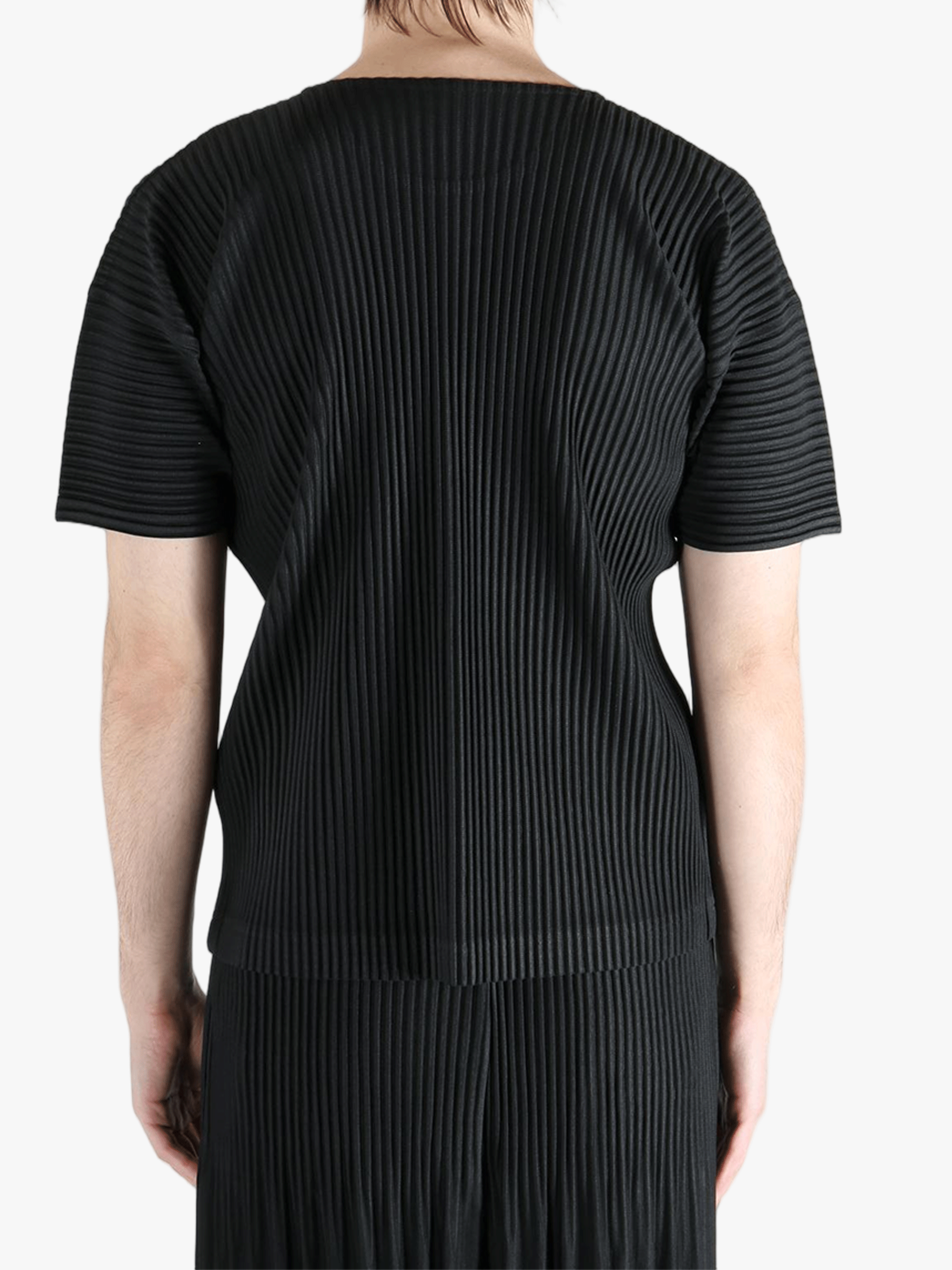 Black top worn by a person, showing the top fit