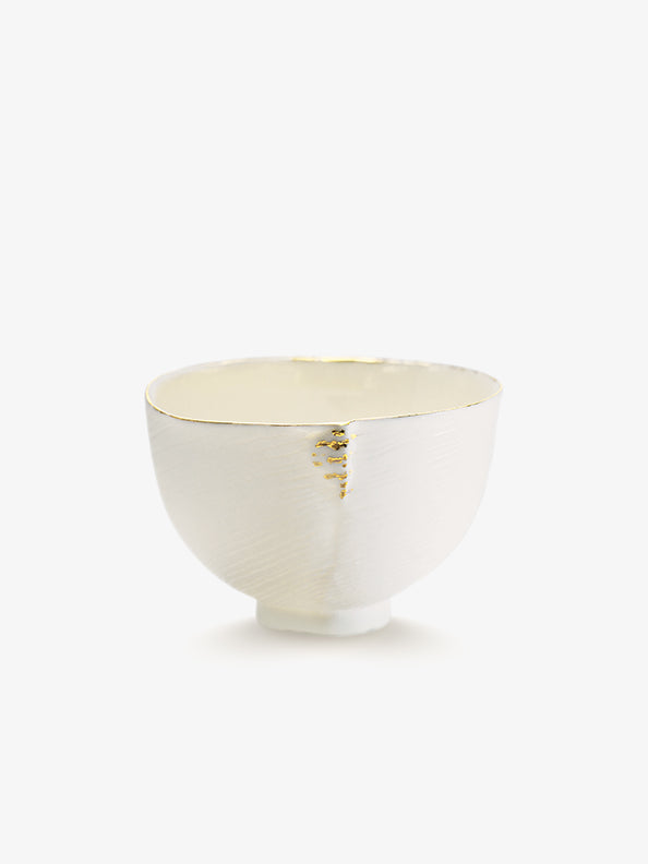 JINJIN PARIS Golden Rim Coffee Cup Medium in ivory porcelain, angled view with textured exterior and hand-finished gold rim.