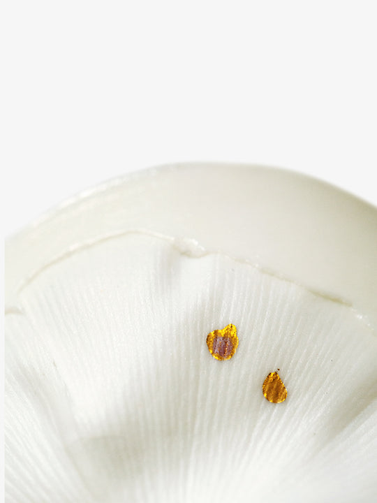 Detail of JINJIN PARIS Leaf Whisper Teacup with embossed leaf texture and hand-applied gold leaf detailing.