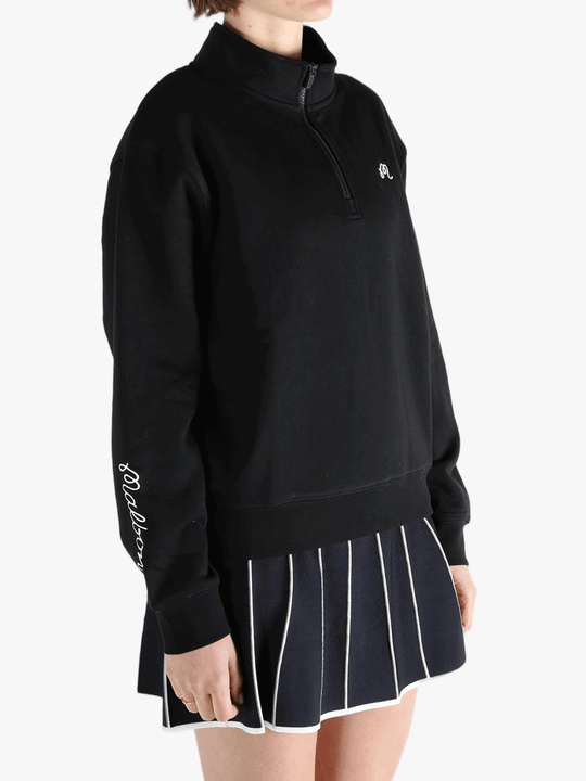 Black sweatshirt worn by a person, showing the  sweatshirtfit