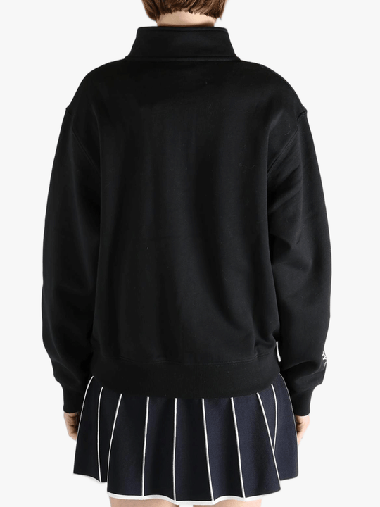 Black sweatshirt worn by a person, showing the  sweatshirtfit