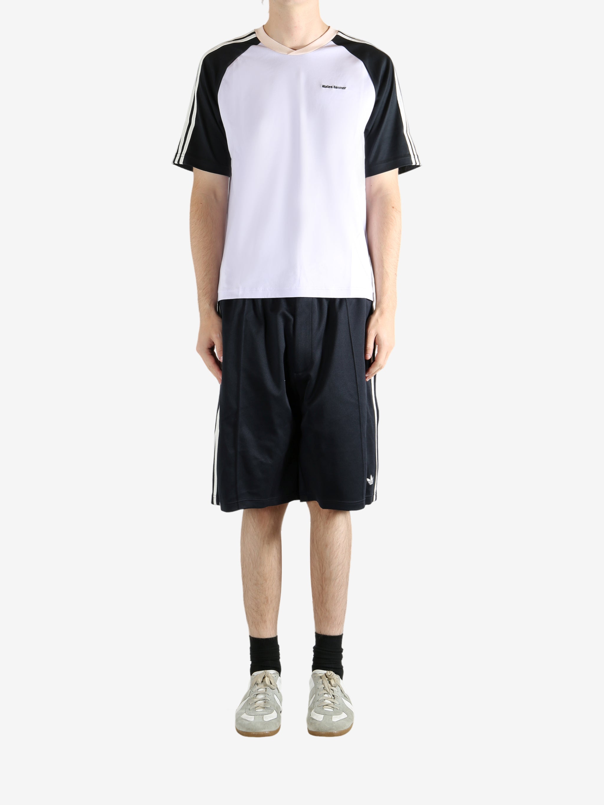 White t-shirt, full body view