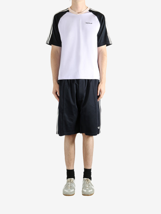 White t-shirt, full body view