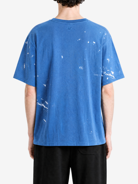 Blue t-shirt, full body view