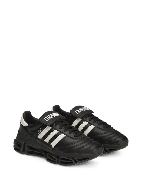 Black shoes, front view