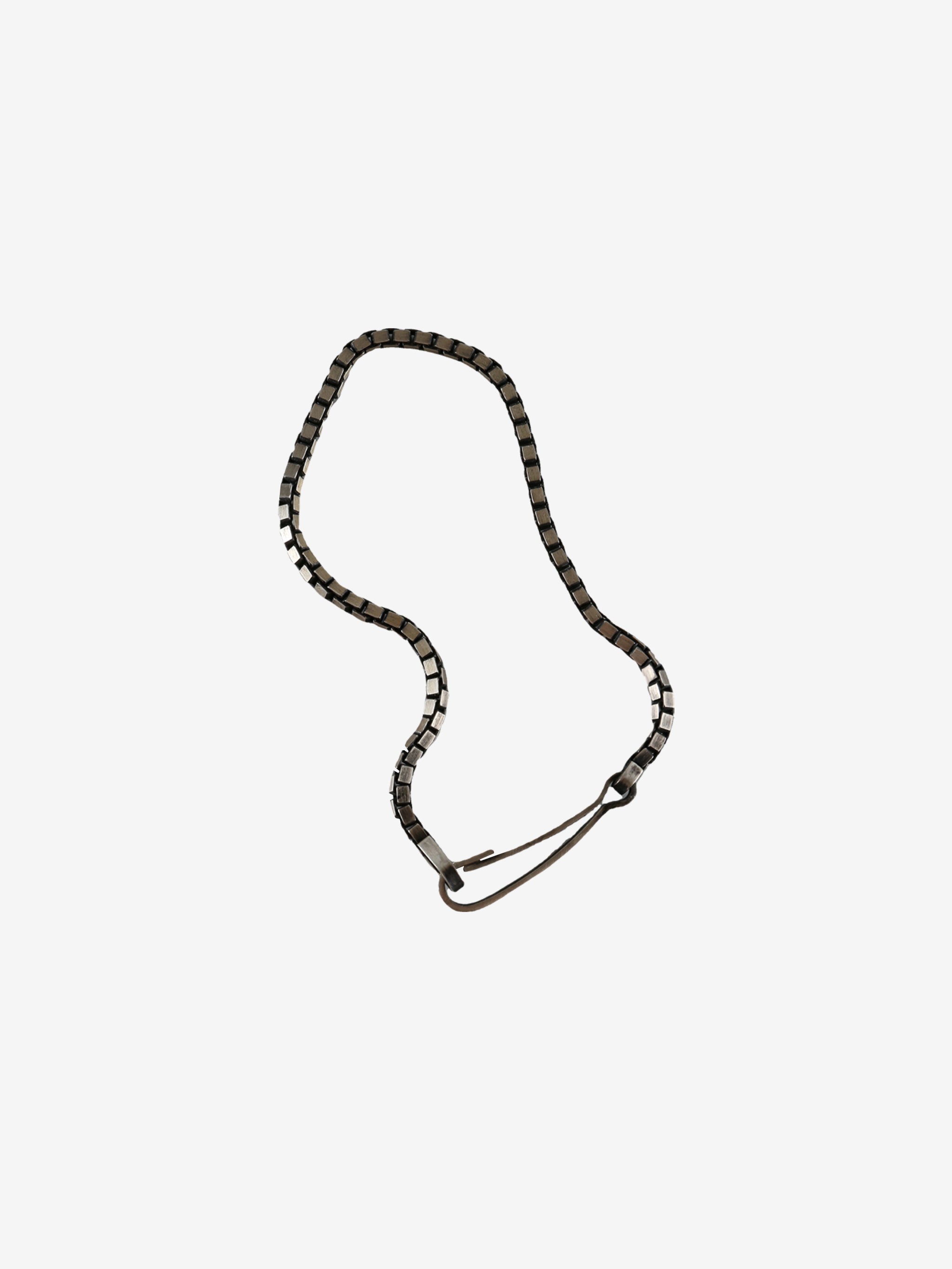 Grey chain, front view