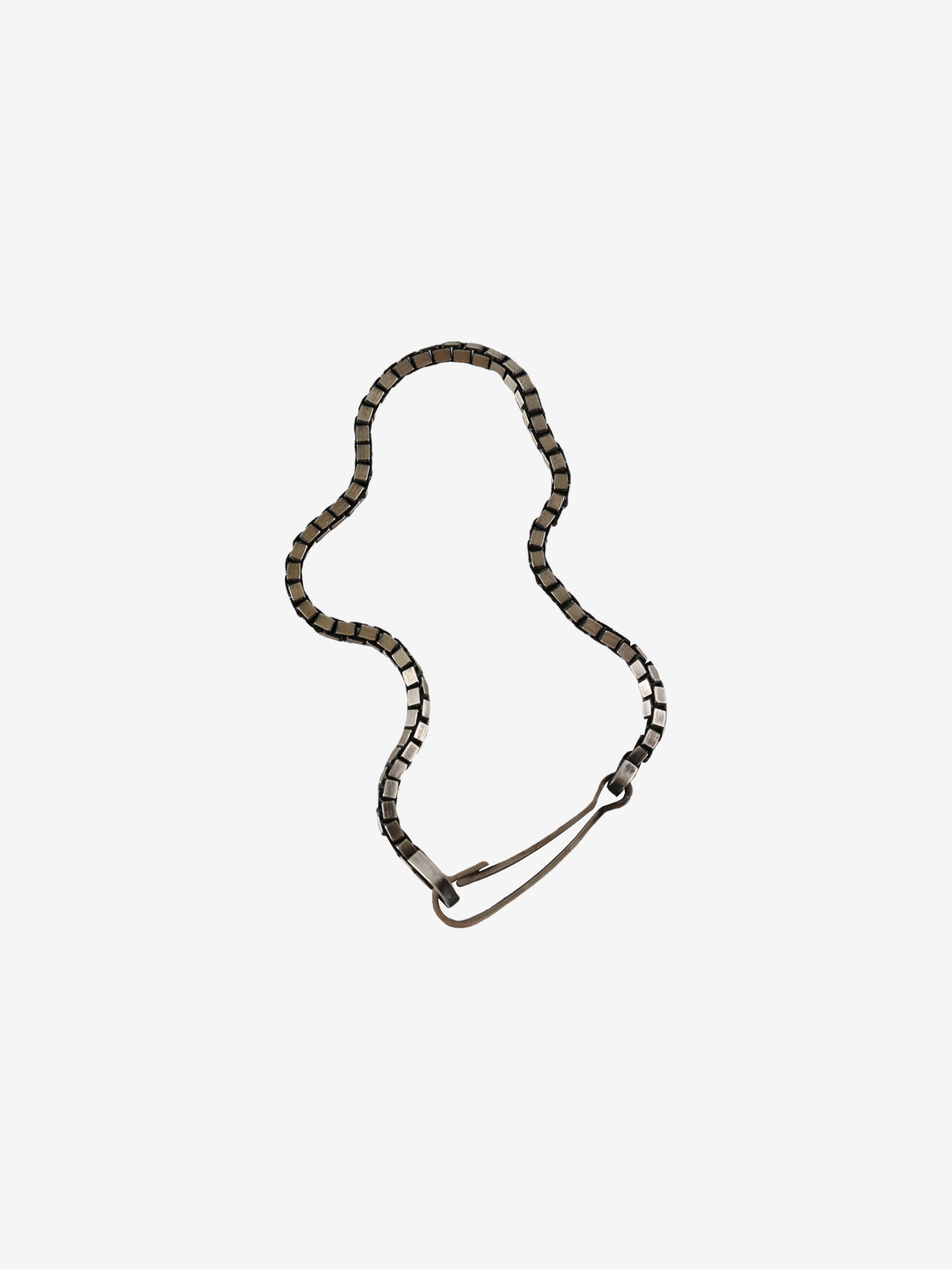 Grey chain, front view