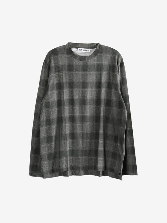 Grey shirt, front view