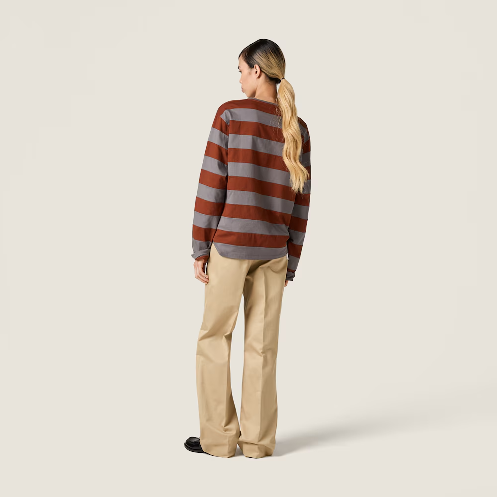 Grey t-shirt, full body view