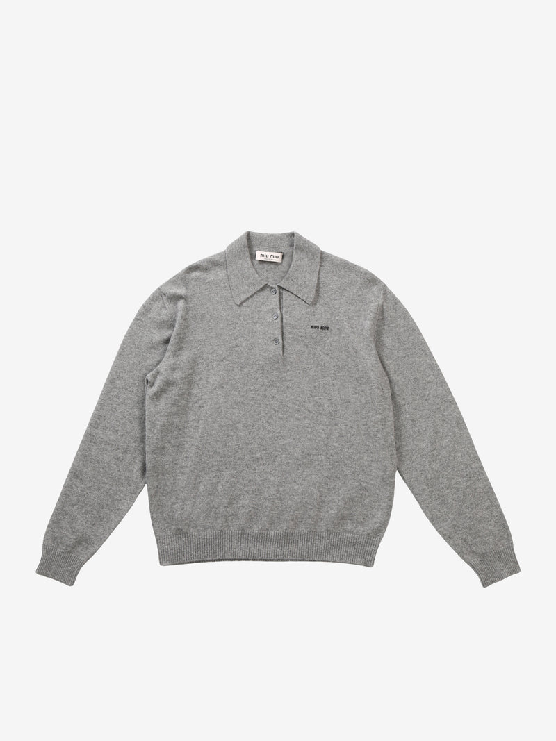 Grey knitwear, front view