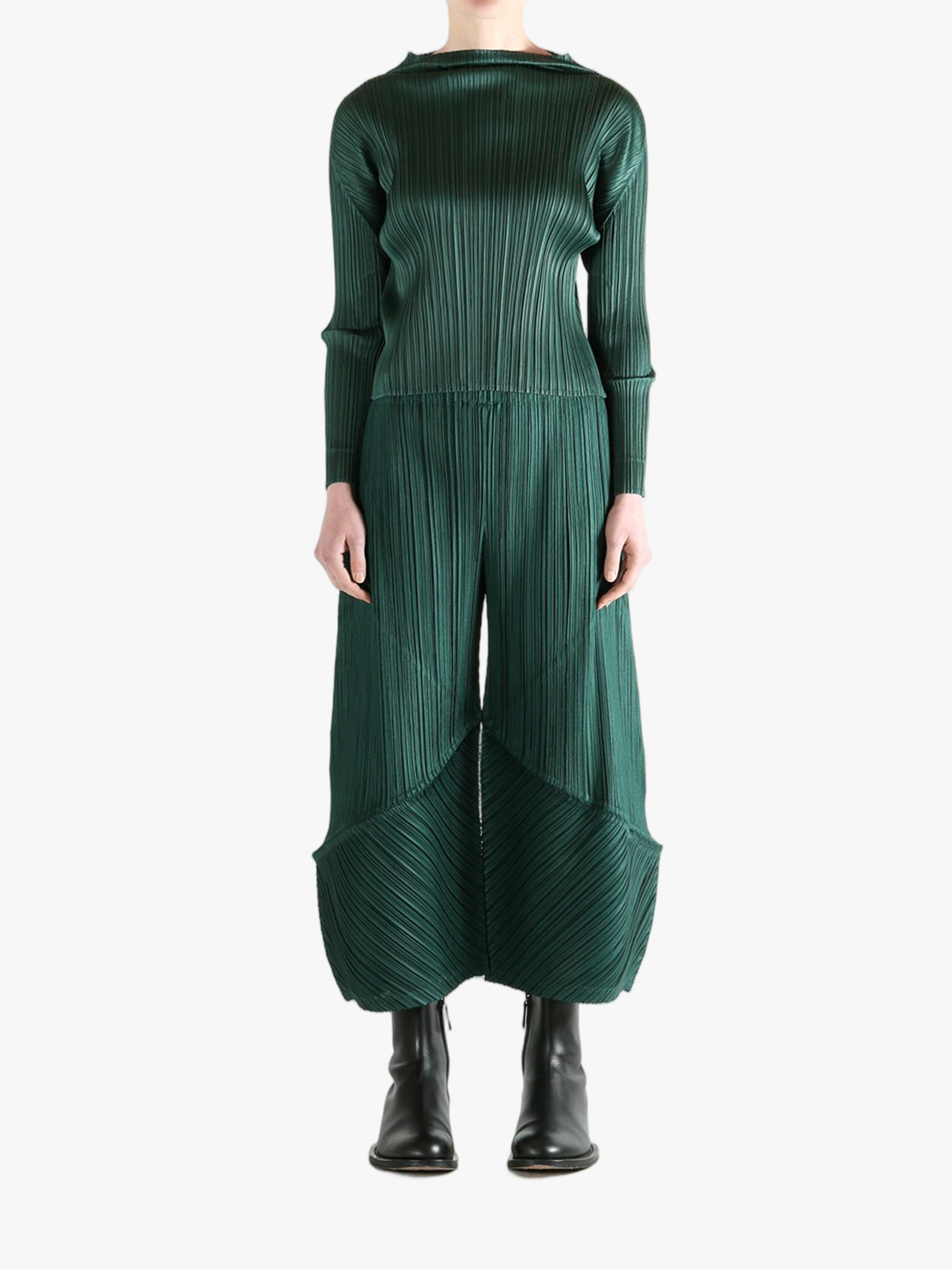 Green shirt, full body view