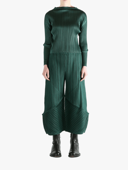 Green shirt, full body view