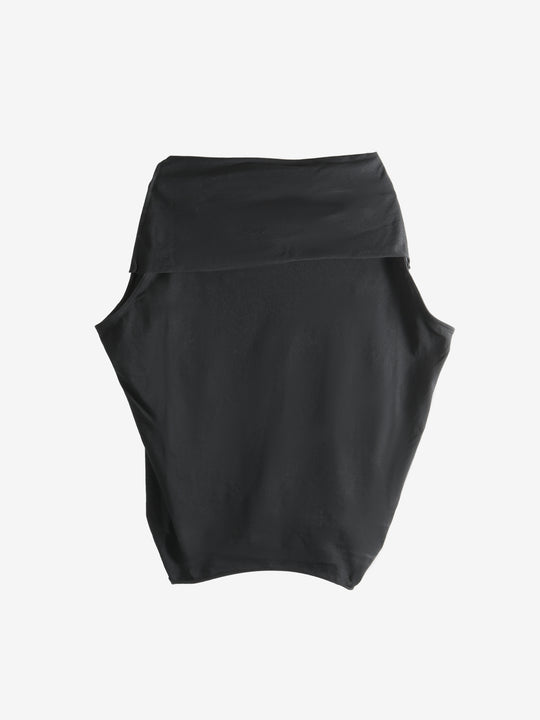 black sleeveless top,front view