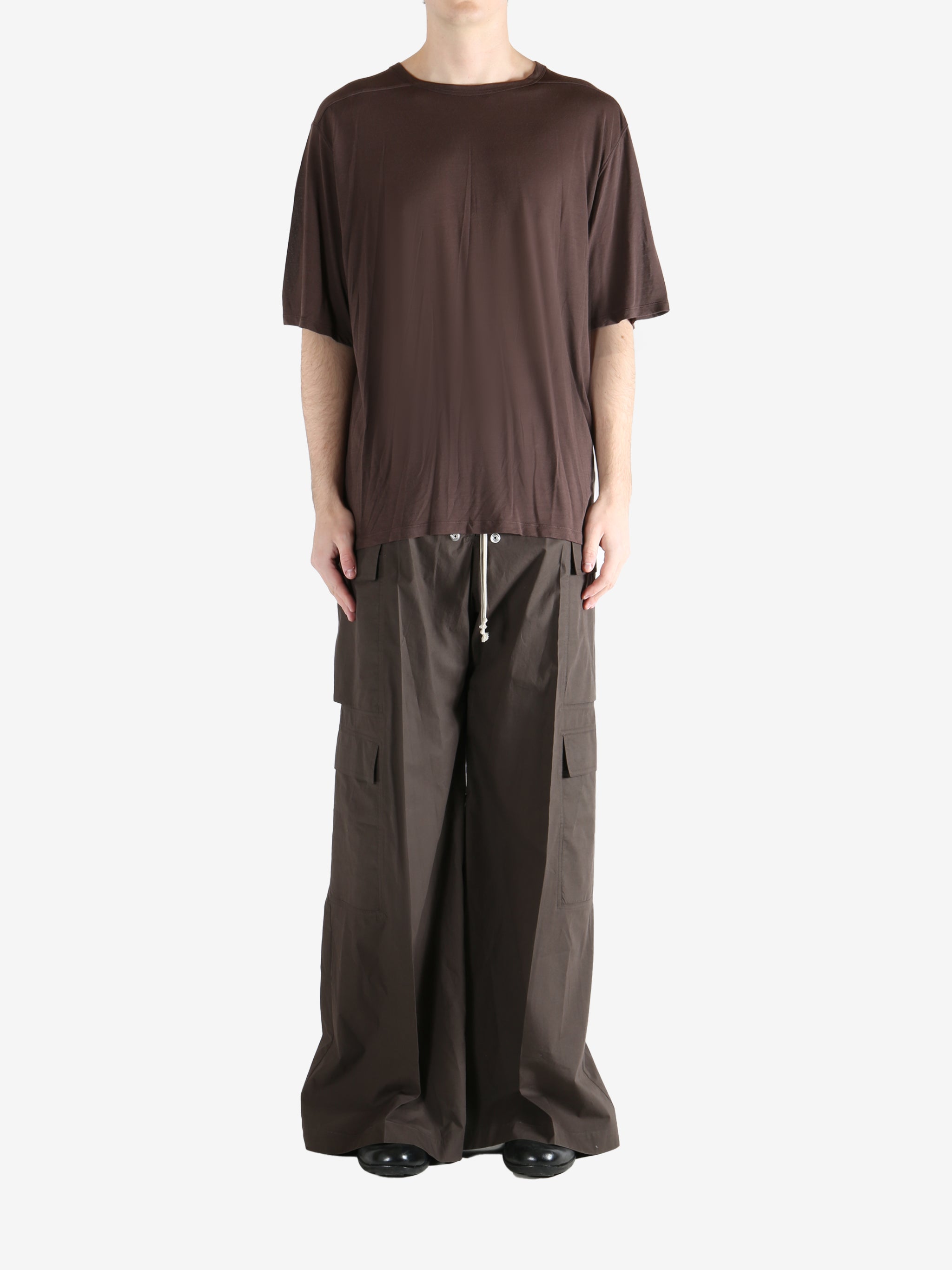 brown t-shirt,full body view