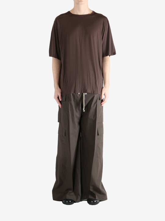 brown t-shirt,full body view