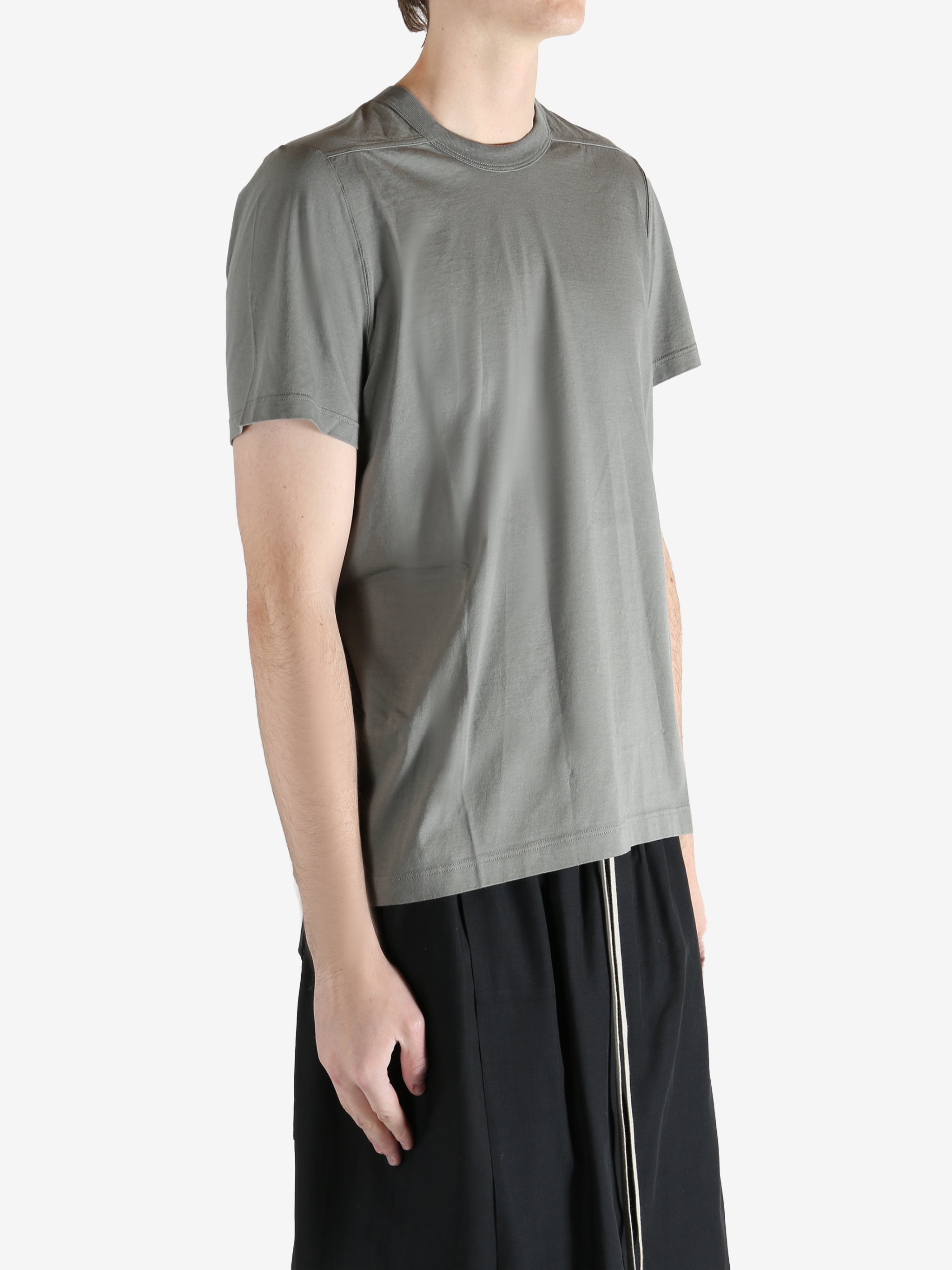 Green t-shirt worn by a person, showing the t-shirt fit