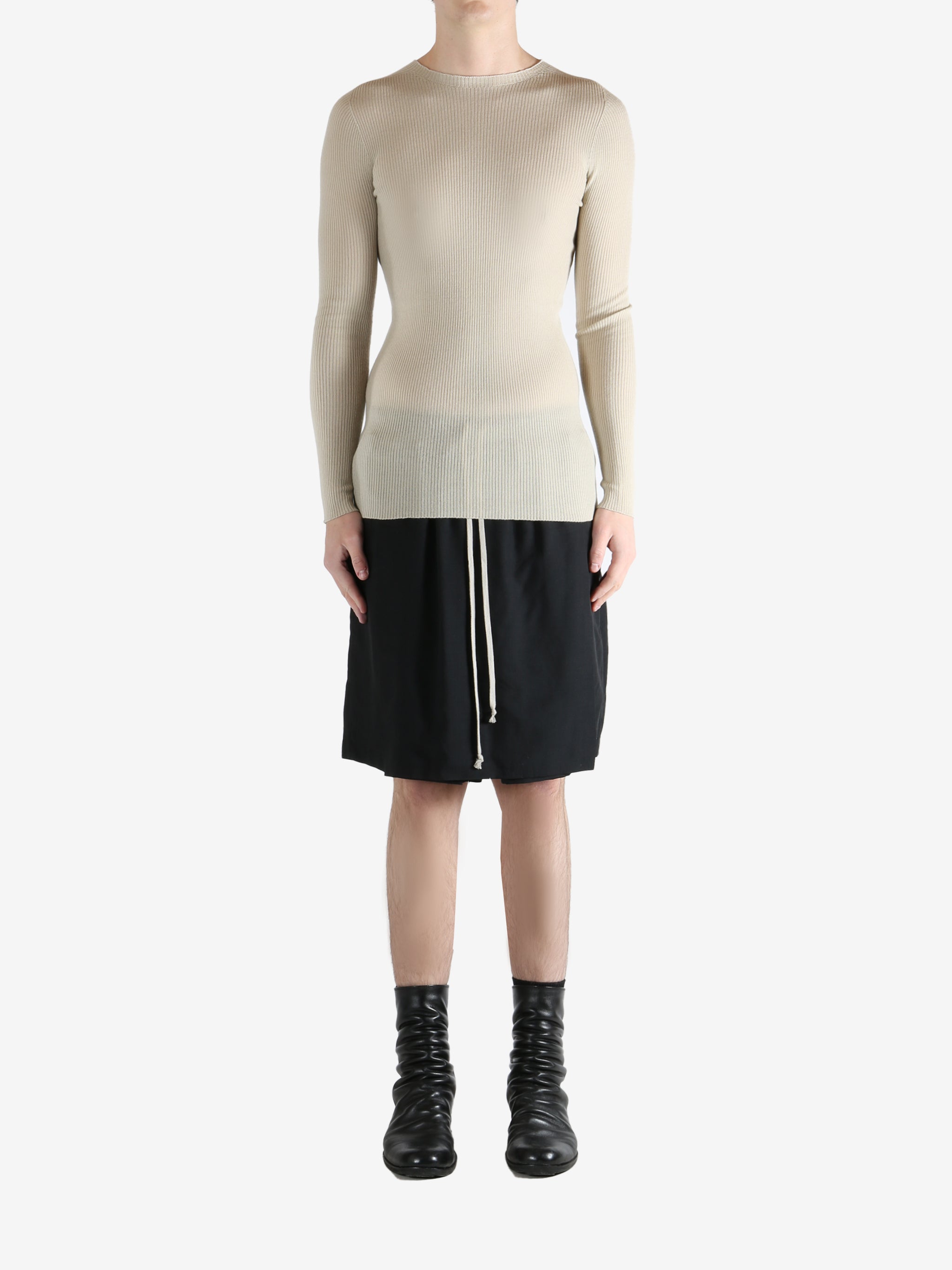 White t-shirt, full body view