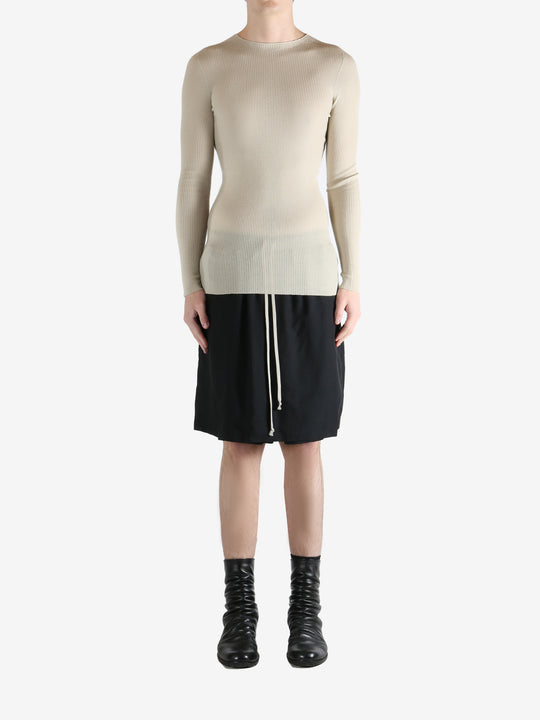 White t-shirt, full body view